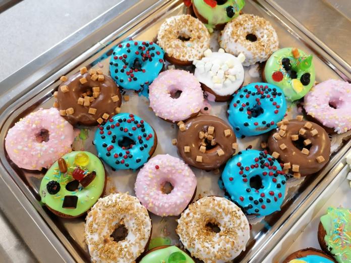 Pyntede donuts i lyserød, blå, brun og lysebrun.